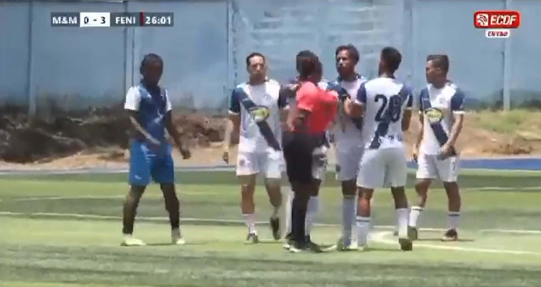 Întâmplare șocantă pe un teren de fotbal! Arbitrul l-a luat la bătaie pe un jucător: De la ce a pornit scandalul